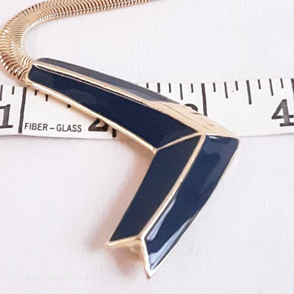 Trifari Necklace  Gold Tone Flat Snake Chain Navy Blue Enamel Hook Clasp Pendant - Picture 13 of 13